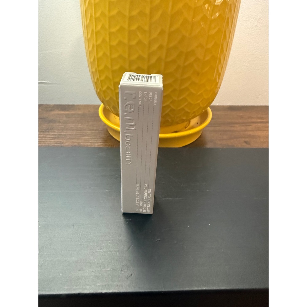 r.e.m. beauty On Your Collar Plumping Lip Gloss Roll-Up 8.4ml nib